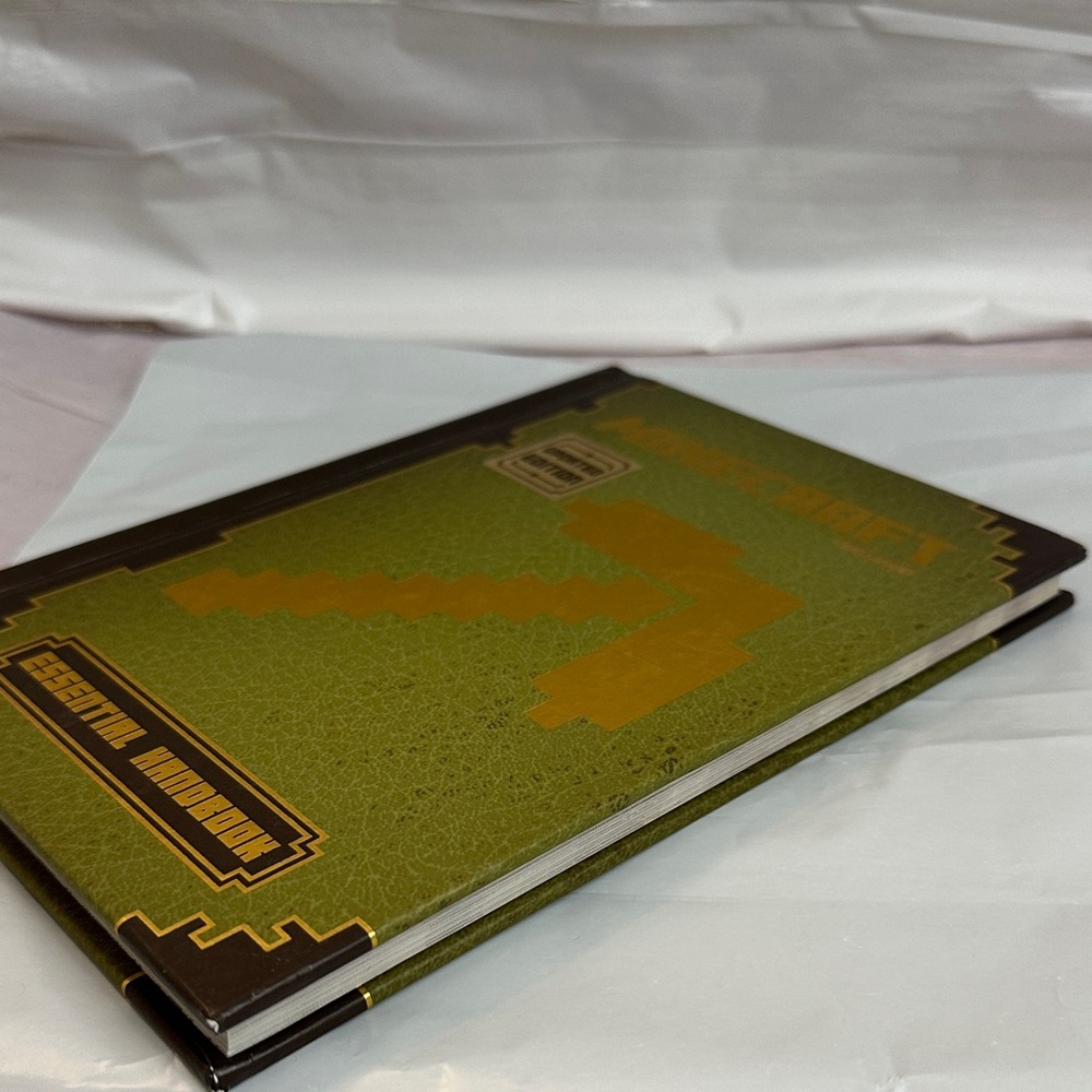 Minecraft Essential Handbook - Updated Edition - Picture 9 of 10